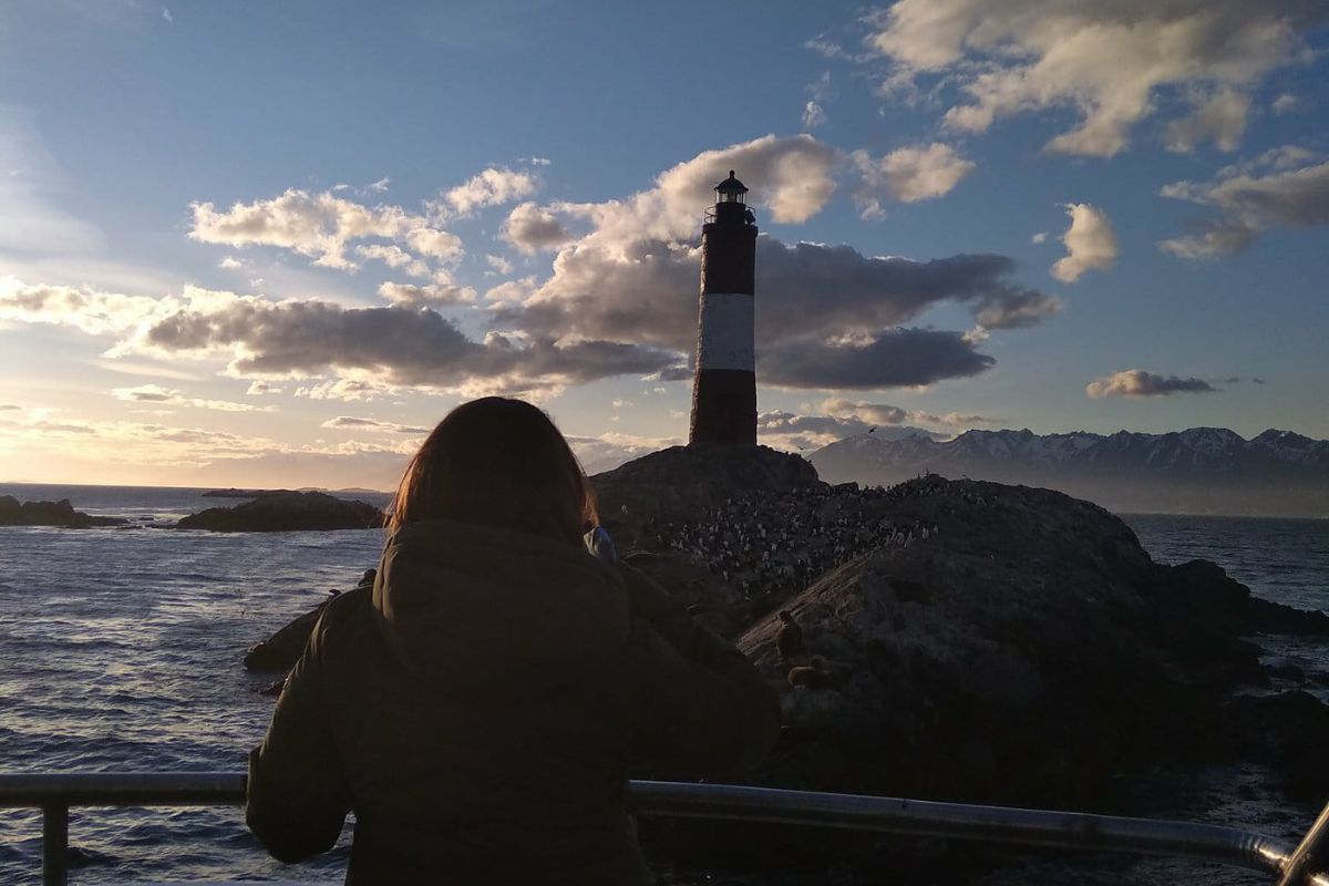 faro al atardecer