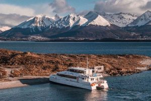 barco en navegacion por canal beagle